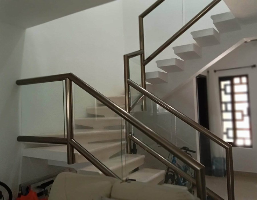 Barandal de vidrio y aluminio en escalera interior, trabajo real de FC Aluminios