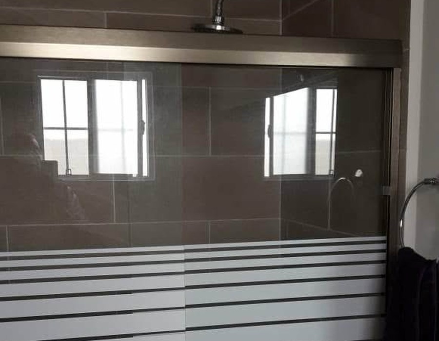 Cancel de baño de vidrio esmerilado con perfil de aluminio, trabajo real de FC Aluminios