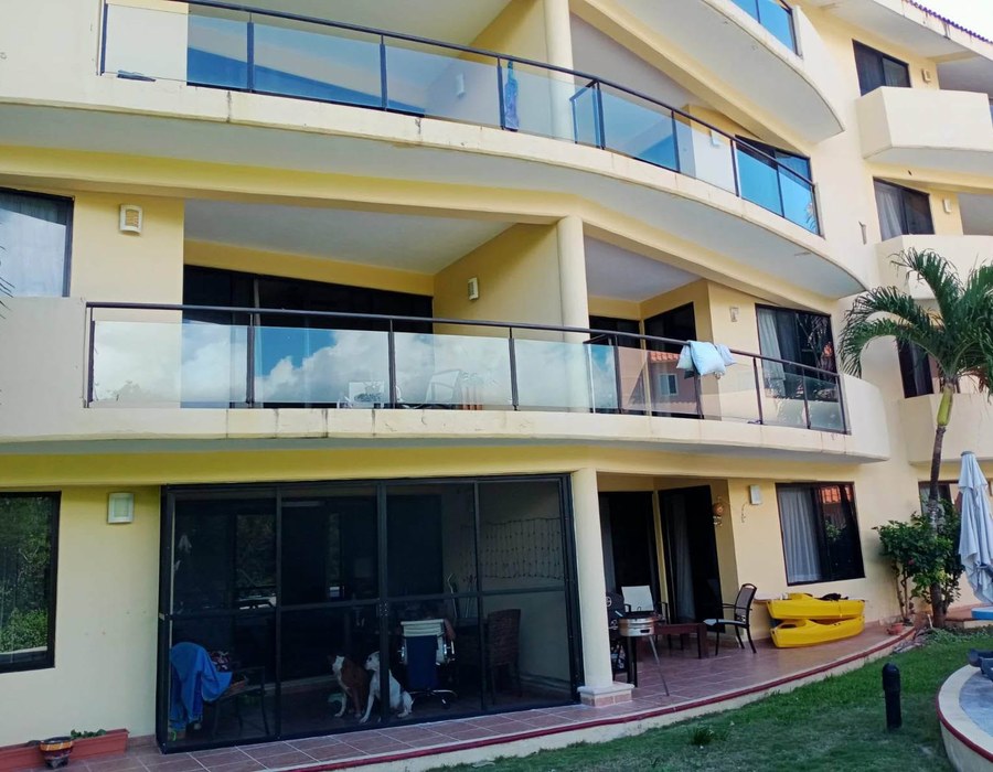Balcones con barandal de vidrio en fachada de edificio, trabajo real de FC Aluminios
