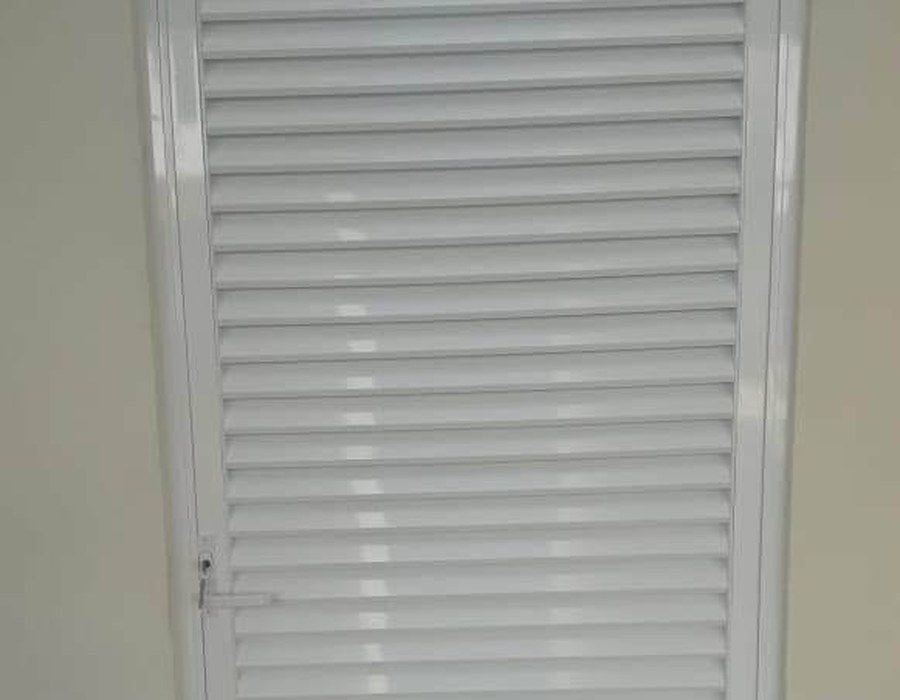 Puerta de aluminio con persiana, trabajo real de FC Aluminios
